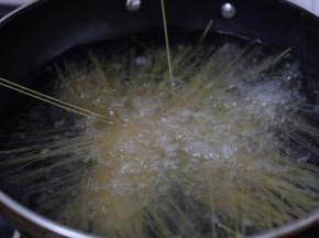 2.煮一锅水，放入适量的盐。水开后放入意大利面