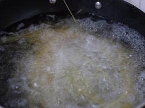3.煮10-15分钟左右取出过凉水（根据自己喜好）