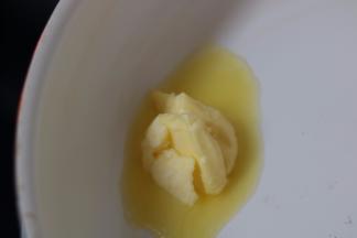 4.另起一口锅，放入黄油，黄油融化后放入胡萝卜丁