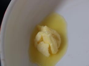 4.另起一口锅，放入黄油，黄油融化后放入胡萝卜丁