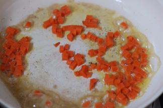 5.将意大利肉酱面放入锅内