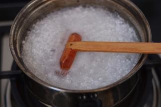 2.锅内放水煮沸后加入西米，放入后要搅拌以免粘连