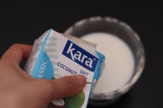 4.椰浆倒入杯子中放适量的糖调味