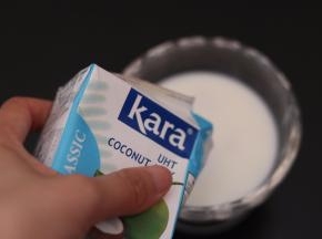 4.椰浆倒入杯子中放适量的糖调味