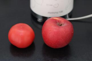 1.将苹果番茄切小块材料入料理机（如果有原汁机就不用加清水了）