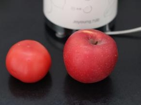 1.将苹果番茄切小块材料入料理机（如果有原汁机就不用加清水了）