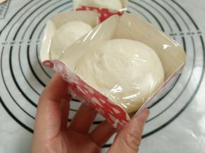 6.取出三份装入纸杯蛋糕模中，盖上保鲜膜放入冷冻室（下次用）