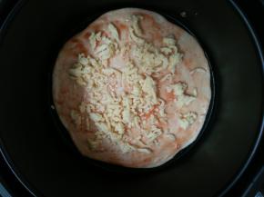 11.撒上适量的马苏里拉芝士