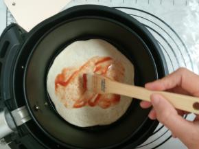 10.刷上一层薄薄的番茄酱