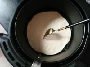 9.用叉子在面皮上扎上小孔