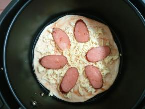 12.铺上腊肠薄片