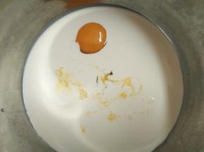 2.将鸡蛋 牛奶 淡奶油混合均匀