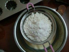 4.筛入低筋面粉和泡打粉