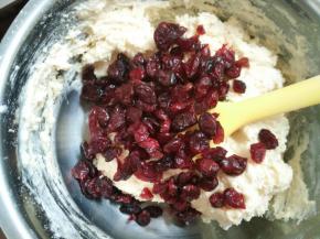 5.倒入蔓越莓干稍微搅拌就好了