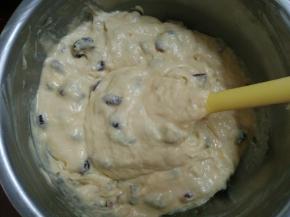 6.倒入模具中（可以用小勺子配上叉子把面糊倒进去）