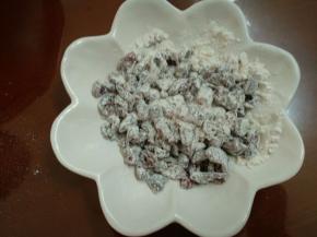 2.将蔓越莓干切碎，拌上少许低筋面粉拌匀备用（这样的做法是后期烘烤的时候防止蔓越莓干沉底）