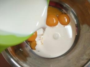 3.将鸡蛋蛋清蛋黄分离，蛋黄中加入淡奶油搅拌均匀