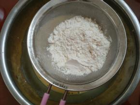 4.筛入低筋面粉搅拌均匀