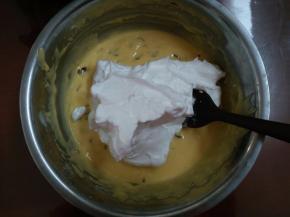 7.将三分之一的蛋白霜倒入蛋黄糊中切拌（翻拌）均匀后再倒入剩下的蛋白霜内切拌均匀