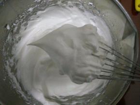 6.蛋清分三次加糖打发至九分发（新手打发至硬性发泡 小尖角）