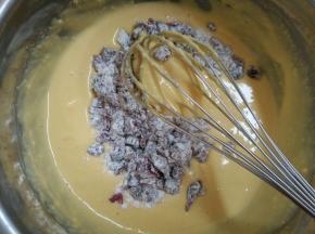 5.倒入蔓越莓搅拌均匀备用