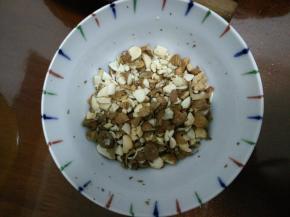 1.将杏仁剥开稍微捣碎（我的是熟的，生的要烘烤下）