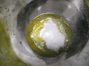 2.将油 盐 蛋液 糖 放入盆中搅拌均匀