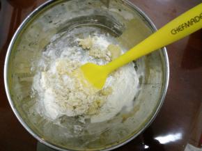 3.倒入中间面粉拌均匀