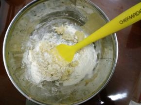 3.倒入中间面粉拌均匀