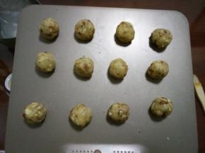 5.揉成12等份的小球