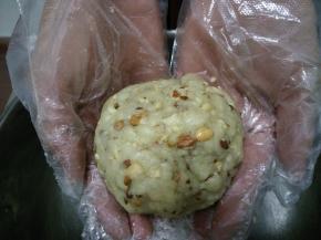 4.倒入杏仁碎揉成团