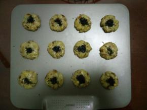 6.按扁 刷上蛋液 撒上芝麻