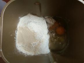 1.将除黄油外所有材料入面包机内揉至扩展阶段