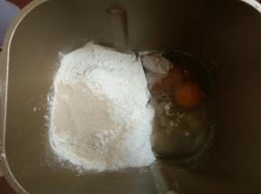 1.将除黄油外所有材料入面包机内揉至扩展阶段