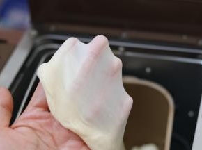 2.加入黄油揉至完全扩展阶段