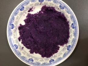 用勺子将紫薯压成泥，和白糖拌匀