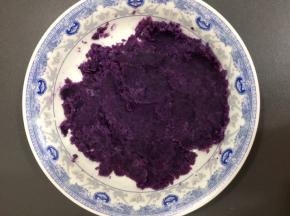 用勺子将紫薯压成泥，和白糖拌匀