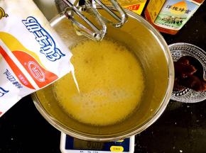 蛋液搅打均匀后加入蜂蜜和牛奶继续搅打。
