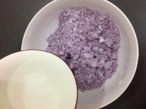 紫薯泥和木薯粉搅拌均匀，在倒入开水