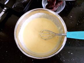 把面糊搅拌均匀至无干粉。