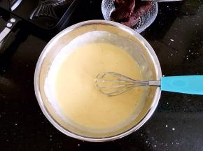 把面糊搅拌均匀至无干粉。