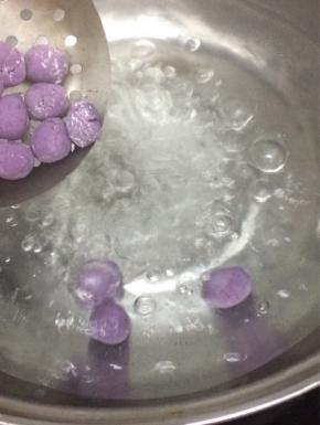 汤锅里多加一些水烧开，将紫薯球倒入