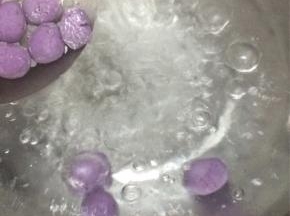 汤锅里多加一些水烧开，将紫薯球倒入