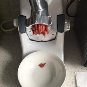 放入厨师机绞肉机，搅成肉糜