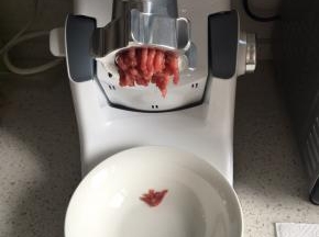 放入厨师机绞肉机，搅成肉糜