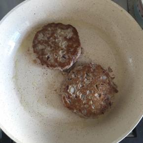 锅内倒一点点橄榄油，把腌好的肉糜捏成肉饼，煎熟