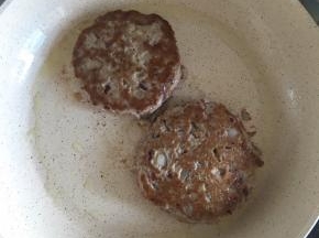 锅内倒一点点橄榄油，把腌好的肉糜捏成肉饼，煎熟