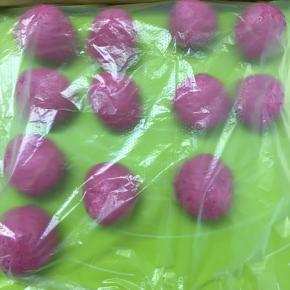 先分成等大的3份面团，每份面团再分割为4个，滚圆，总的有12个小面团，盖上保鲜袋松弛15分钟