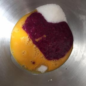 火龙果打成泥倒入厨师机面桶内，鸡蛋打散倒入，盐和糖对角线放置