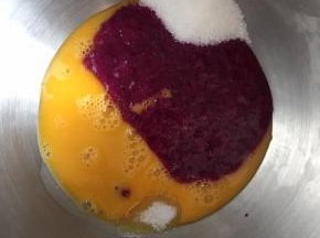 火龙果打成泥倒入厨师机面桶内，鸡蛋打散倒入，盐和糖对角线放置